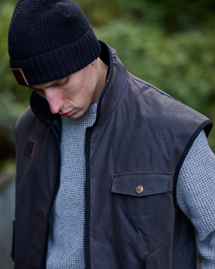 Wool-lined collar and swanndri leather badge detail on Levels Oilskin Vest SSD2802