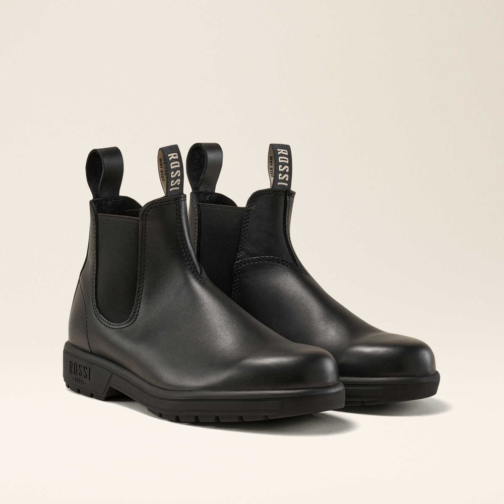 Front view of Endura Boot showcasing toe reinforcement, breathable leather, and secure lace-up closure.
